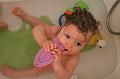 2013-12-30 Zelie assise dans le bain et Tim 021